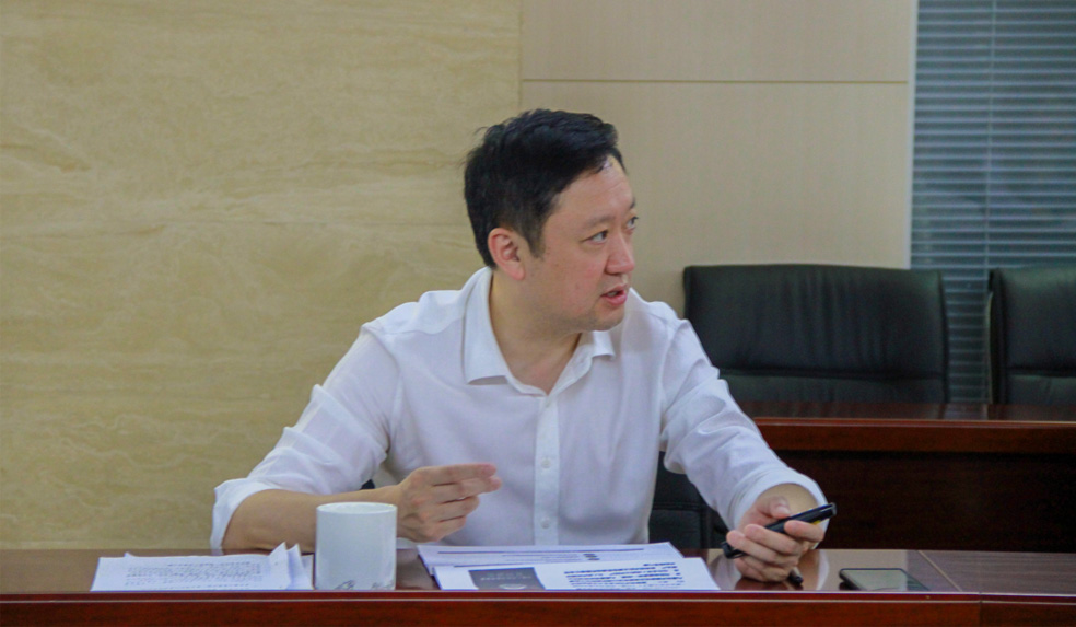 杜巖岫同志參加支部活動，為黨員講授黨課